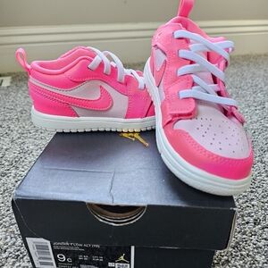 Nike Kids Sneakers in Pink and White